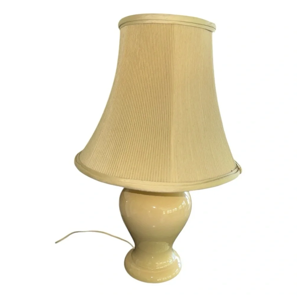 Vintage Elegant Cream Table Lamp